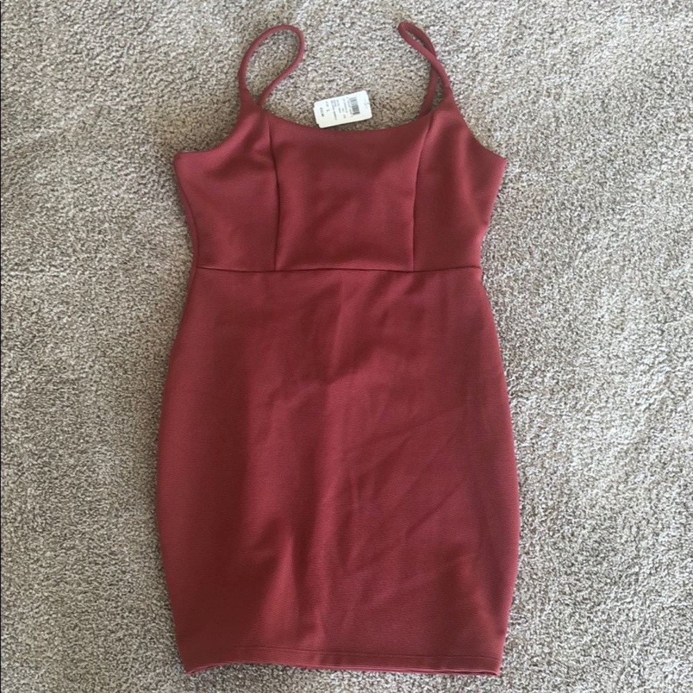Dusty rose bodycon dress.